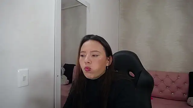 Snapshot of lauraguzman chatting on 22, 2, 2025 lauraguzman online show from 22, 2, 2025