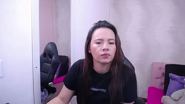 Snapshot of lauraguzman chatting on 17, 3, 2025 lauraguzman online show from 17, 3, 2025