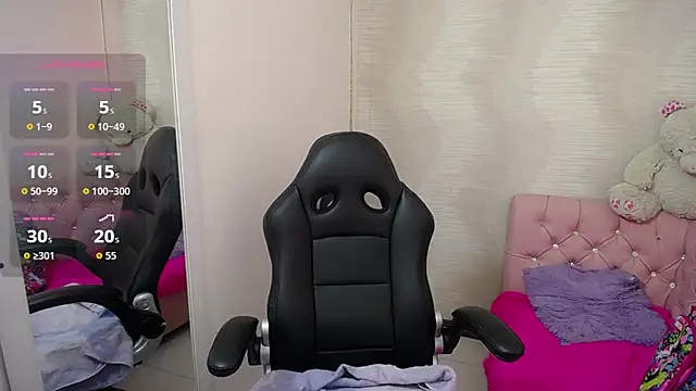 Snapshot of lauraguzman chatting on 10, 9, 2025 lauraguzman online show from 10, 9, 2025