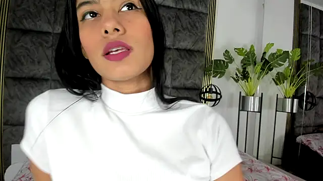 Snapshot of LaurenRodriiguez chatting on 6, 3, 2025 LaurenRodriiguez online show from 6, 3, 2025