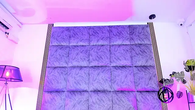 Snapshot of LaurenRodriiguez chatting on 8, 11, 2025 LaurenRodriiguez online show from 8, 11, 2025