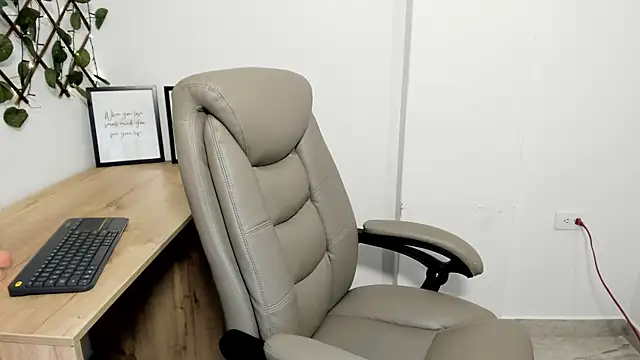 Madeleine  w online show from 11, 11, 2025