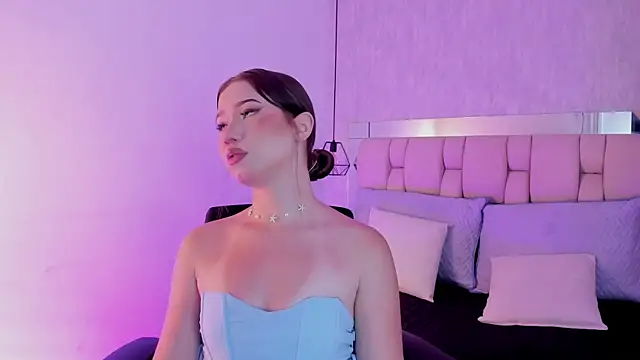 Snapshot of Roxie-Summers11 chatting on 5, 1, 2025 Roxie-Summers11 online show from 5, 1, 2025