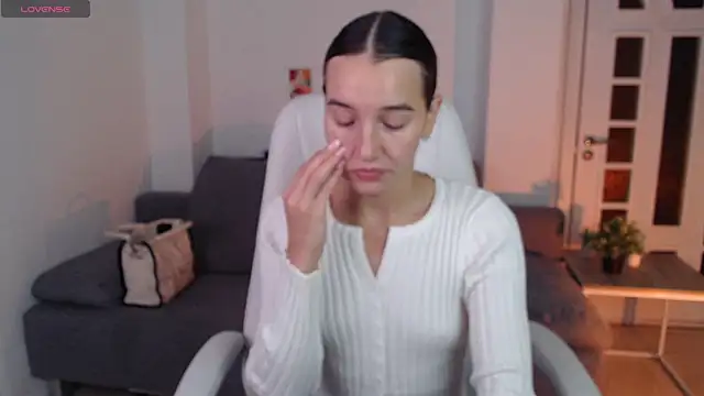 Snapshot of Bellla_Haddid chatting on 15, 10, 2025 Bellla Haddid online show from 15, 10, 2025