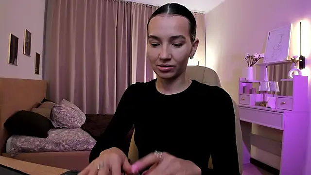 Snapshot of Bellla_Haddid chatting on 14, 11, 2025 Bellla Haddid online show from 14, 11, 2025