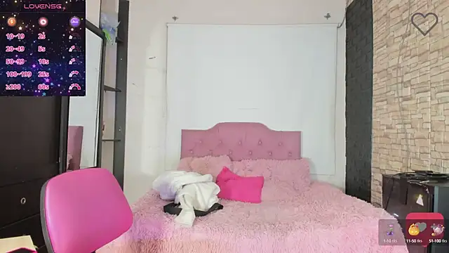 Snapshot of kitty_queen10 chatting on 7, 1, 2025 kitty queen10 online show from 7, 1, 2025