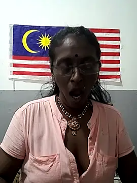 Snapshot of mamakarma1403 chatting on 4, 10, 2025 mamakarma1403 online show from 4, 10, 2025