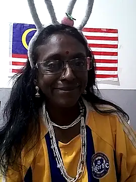 Snapshot of mamakarma1403 chatting on 28, 10, 2025 mamakarma1403 online show from 28, 10, 2025