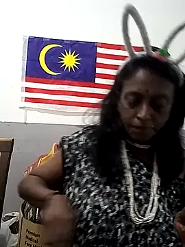 Snapshot of mamakarma1403 chatting on 2, 11, 2025 mamakarma1403 online show from 2, 11, 2025