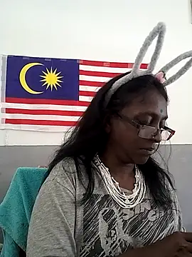 Snapshot of mamakarma1403 chatting on 3, 11, 2025 mamakarma1403 online show from 3, 11, 2025