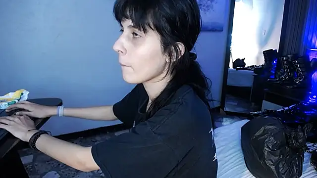 Snapshot of bellatrix25 chatting on 27, 12, 2024 bellatrix25 online show from 27, 12, 2024