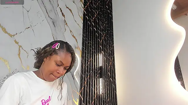 Snapshot of ebony_hot1 chatting on 22, 10, 2025 ebony hot1 online show from 22, 10, 2025