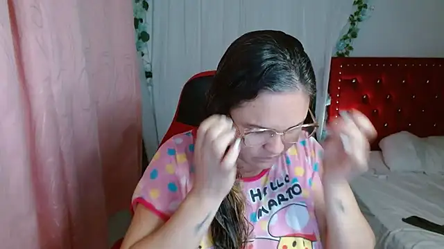 Snapshot of helenca43 chatting on 4, 11, 2025 helenca43 online show from 4, 11, 2025