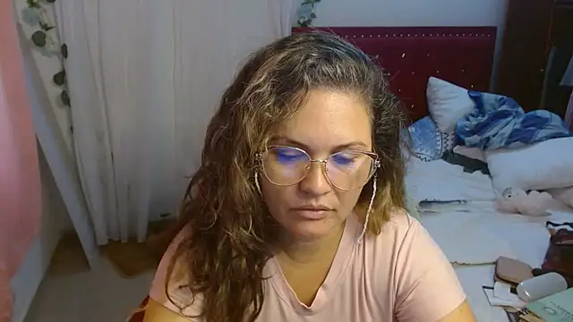 Snapshot of helenca43 chatting on 6, 11, 2025 helenca43 online show from 6, 11, 2025