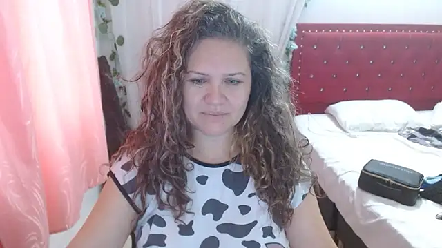 Snapshot of helenca43 chatting on 11, 11, 2025 helenca43 online show from 11, 11, 2025