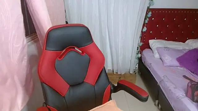 Snapshot of helenca43 chatting on 14, 11, 2025 helenca43 online show from 14, 11, 2025