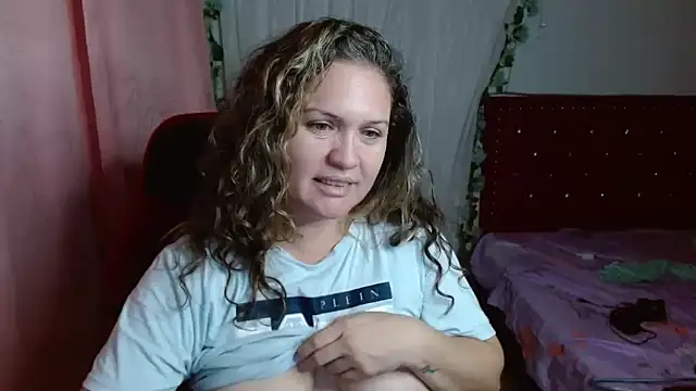 Snapshot of helenca43 chatting on 19, 11, 2025 helenca43 online show from 19, 11, 2025