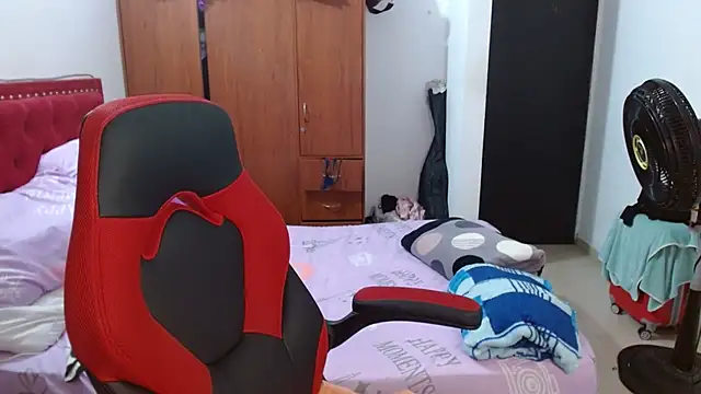 Snapshot of helenca43 chatting on 27, 11, 2025 helenca43 online show from 27, 11, 2025