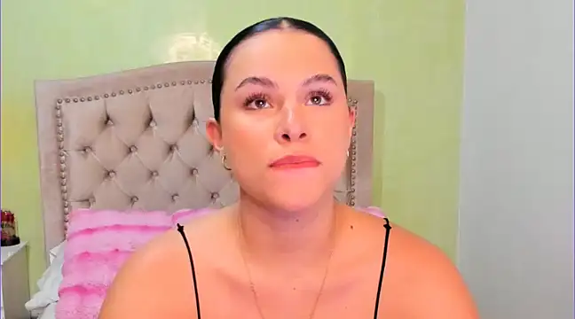 Snapshot of Luciluu20 chatting on 8, 1, 2025 Luciluu20 online show from 8, 1, 2025