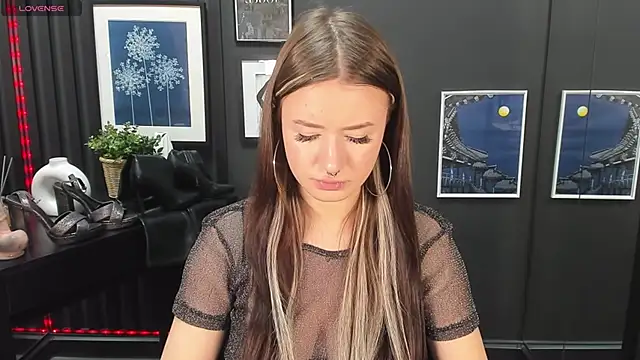 Lily Moonlight online show from 9, 1, 2025