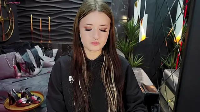 Lily Moonlight online show from 19, 2, 2025