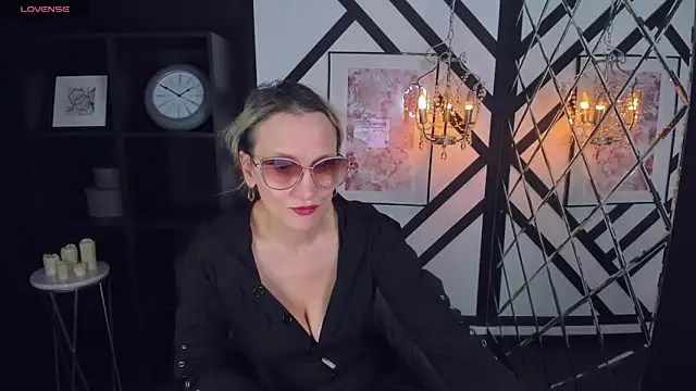 Snapshot of Queen_Anna_ chatting on 1, 12, 2024 Queen Anna online show from 1, 12, 2024