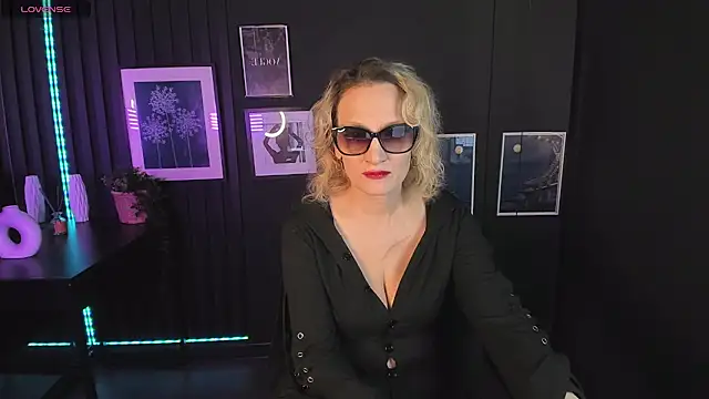 Snapshot of Queen_Anna_ chatting on 15, 12, 2024 Queen Anna online show from 15, 12, 2024