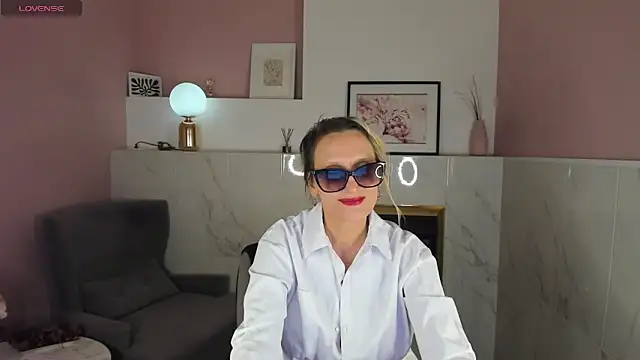 Snapshot of Queen_Anna_ chatting on 1, 2, 2025 Queen Anna online show from 1, 2, 2025