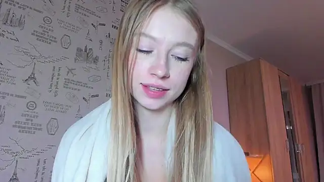 Snapshot of minidivaa_ chatting on 4, 10, 2025 minidivaa online show from 4, 10, 2025