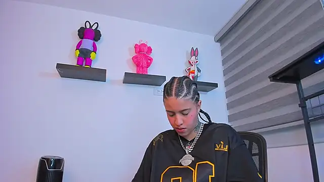 Gangster Girl online show from 2, 11, 2025