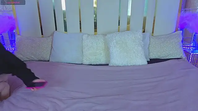 Daisy Delight online show from 8, 11, 2025