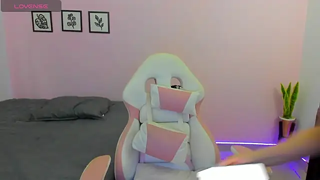 Snapshot of sophie_pazz chatting on 14, 11, 2025 sophie pazz online show from 14, 11, 2025