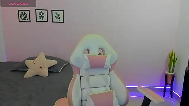 Snapshot of sophie_pazz chatting on 15, 12, 2025 sophie pazz online show from 15, 12, 2025