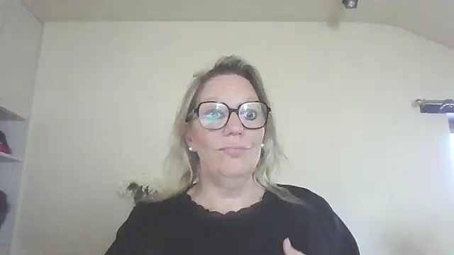 Snapshot of Silkesquirt chatting on 11, 9, 2025 Silkesquirt online show from 11, 9, 2025