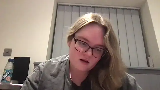 Snapshot of honeyyy24 chatting on 28, 5, 2026 honeyyy24 online show from 28, 5, 2026