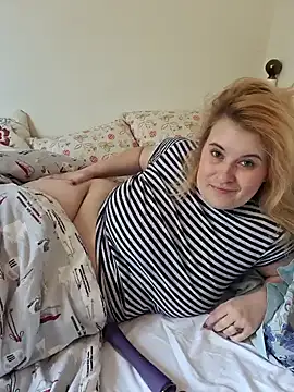 Snapshot of JosieAndYou chatting on 1, 3, 2025 JosieAndYou online show from 1, 3, 2025