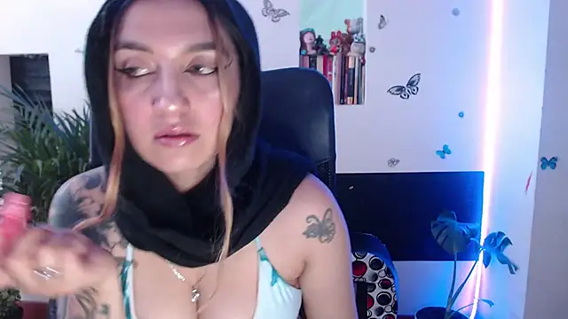 Snapshot of Lia-mitch chatting on 21, 11, 2025 Lia-mitch online show from 21, 11, 2025