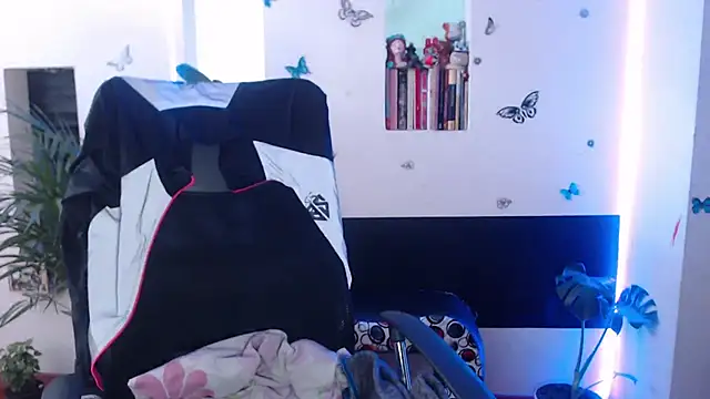 Snapshot of Lia-mitch chatting on 2, 12, 2025 Lia-mitch online show from 2, 12, 2025