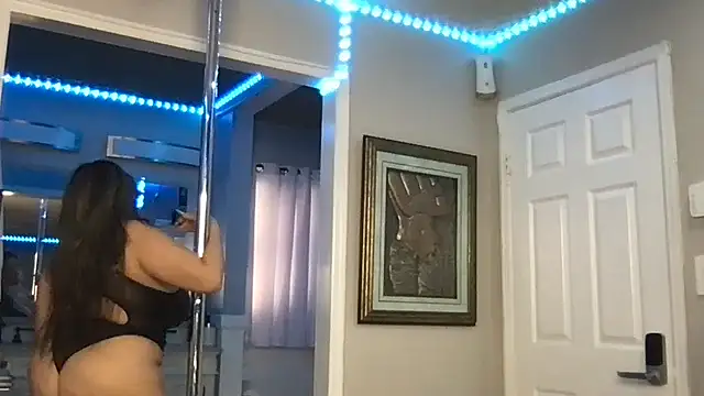 Snapshot of curvyfunlover chatting on 19, 11, 2025 curvyfunlover online show from 19, 11, 2025