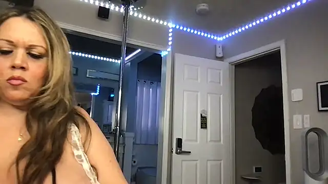 Snapshot of curvyfunlover chatting on 23, 11, 2025 curvyfunlover online show from 23, 11, 2025