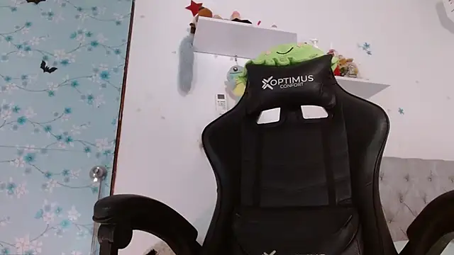 Snapshot of miss_valery2 chatting on 24, 11, 2025 miss valery2 online show from 24, 11, 2025