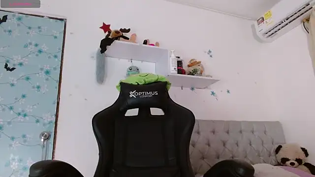 Snapshot of miss_valery2 chatting on 4, 12, 2025 miss valery2 online show from 4, 12, 2025