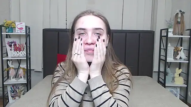 LauraHlot online show from 5, 12, 2025