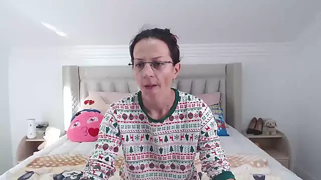 Snapshot of CatWoman0001 chatting on 25, 11, 2025 CatWoman0001 online show from 25, 11, 2025