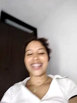 Snapshot of MarieLeon chatting on 28, 2, 2025 MarieLeon online show from 28, 2, 2025