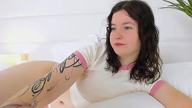 Snapshot of MoonAngelic chatting on 29, 10, 2025 MoonAngelic online show from 29, 10, 2025