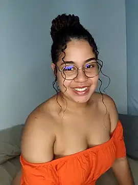 VitoriaFernandes online show from 4, 3, 2025