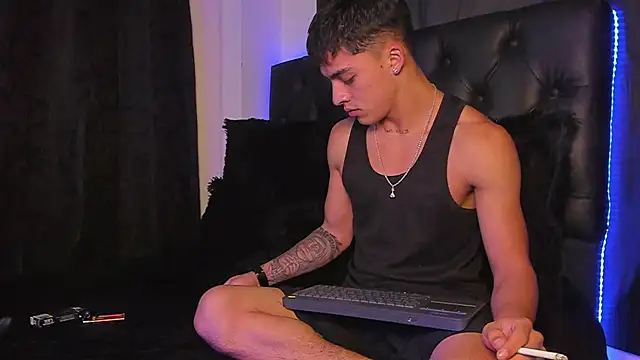 Snapshot of James1lee_ chatting on 16, 12, 2024 James1lee online show from 16, 12, 2024