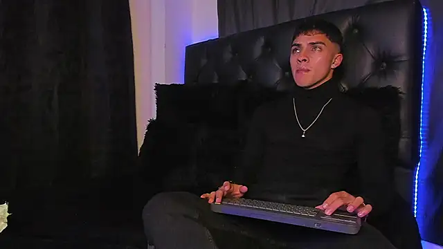 Snapshot of James1lee_ chatting on 17, 12, 2024 James1lee online show from 17, 12, 2024