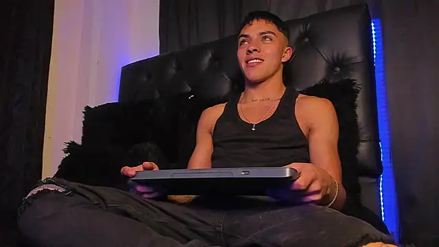 Snapshot of James1lee_ chatting on 24, 12, 2024 James1lee online show from 24, 12, 2024